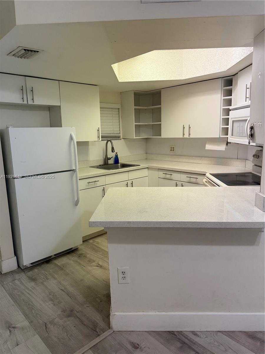 Small Image of 8353 LAKE DR #107, Doral Number 5