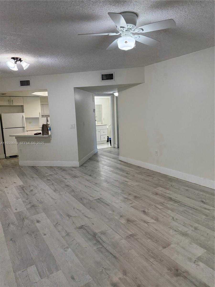 Small Image of 8353 LAKE DR #107, Doral Number 6