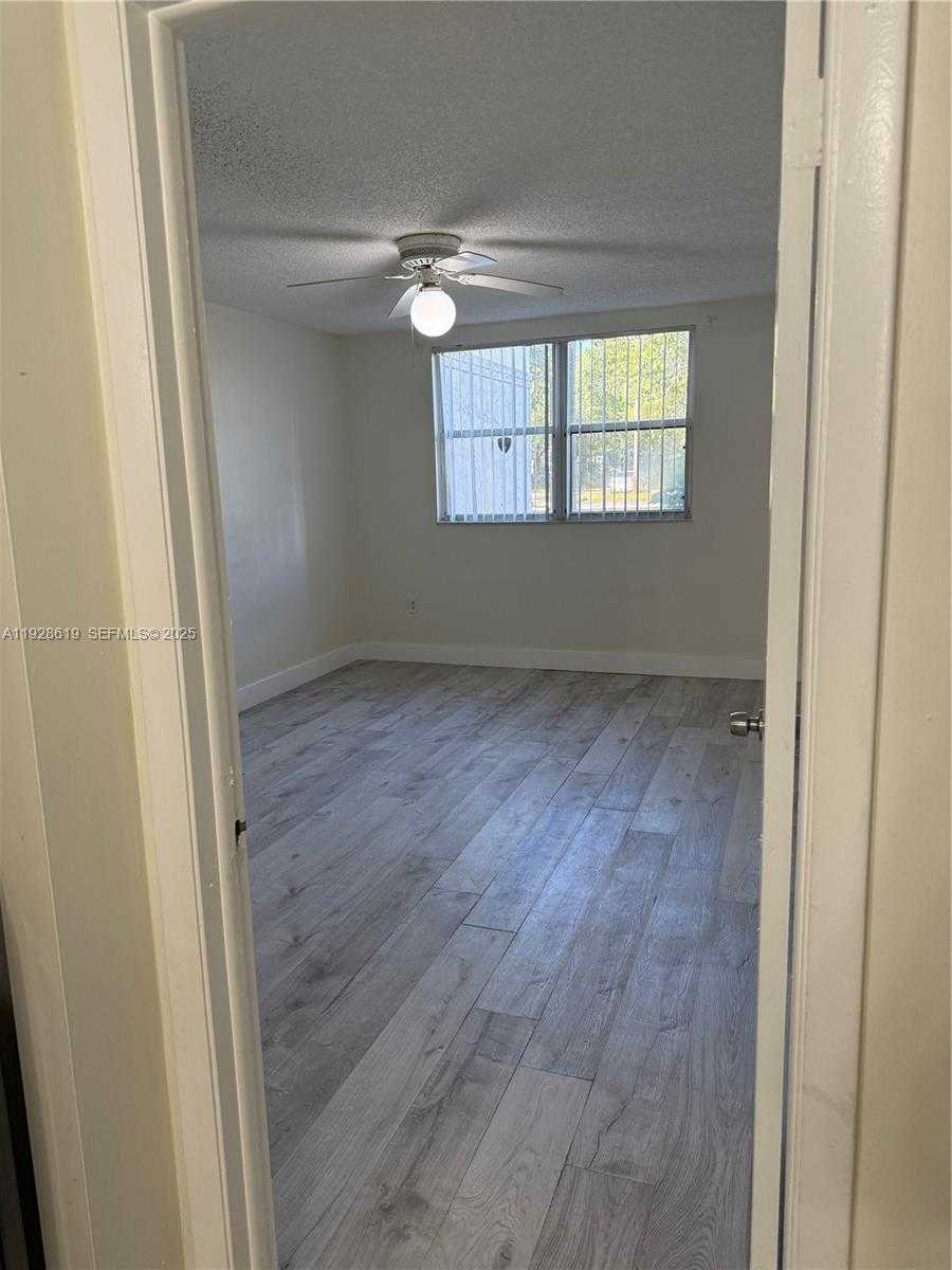 Small Image of 8353 LAKE DR #107, Doral Number 7