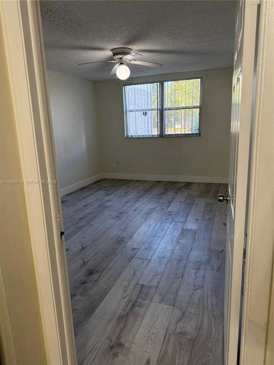 Small Image of 8353 LAKE DR #107, Doral Number 9