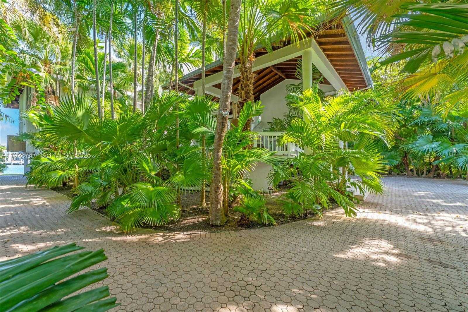 Small Image of 655 NORTH MASHTA DR, Key Biscayne Number 3