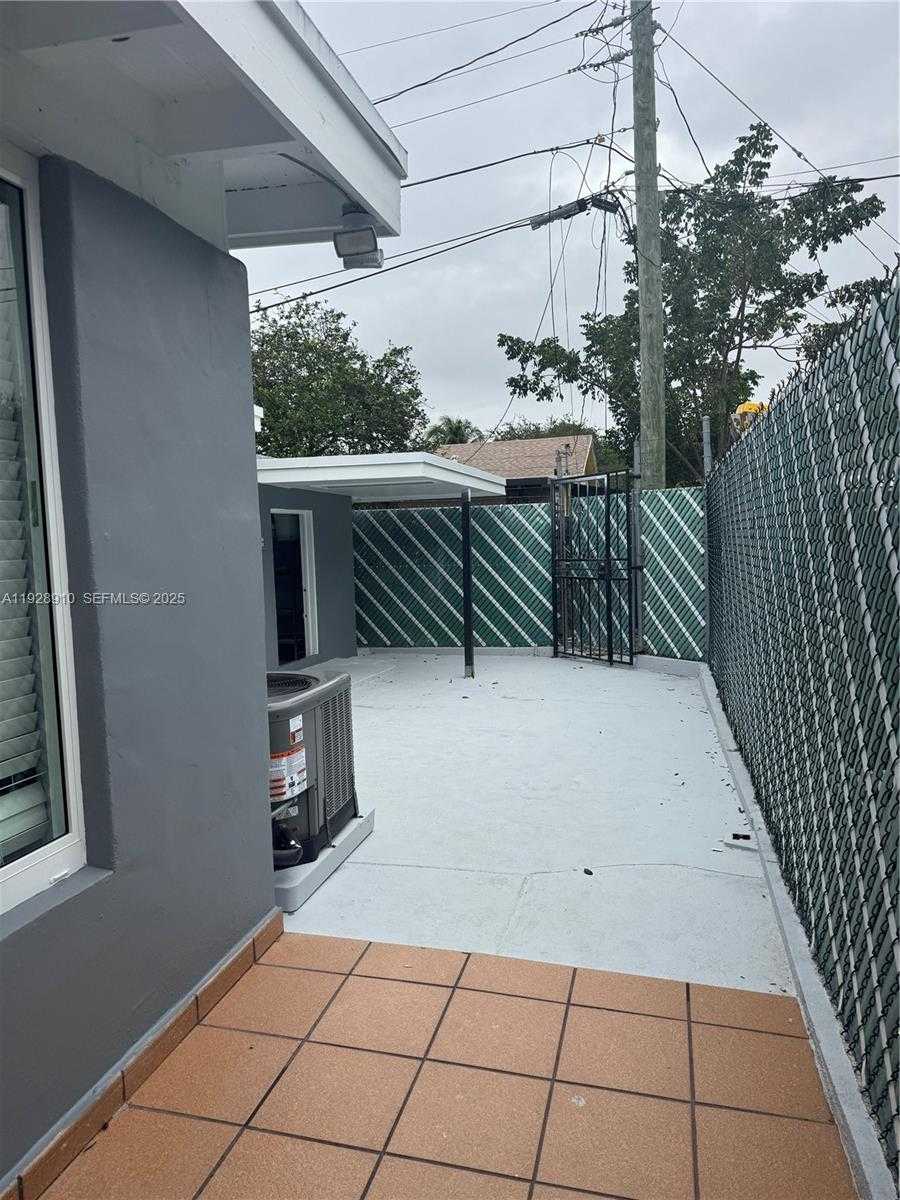 Small Image of 881 HIALEAH DR #2, Hialeah Number 13