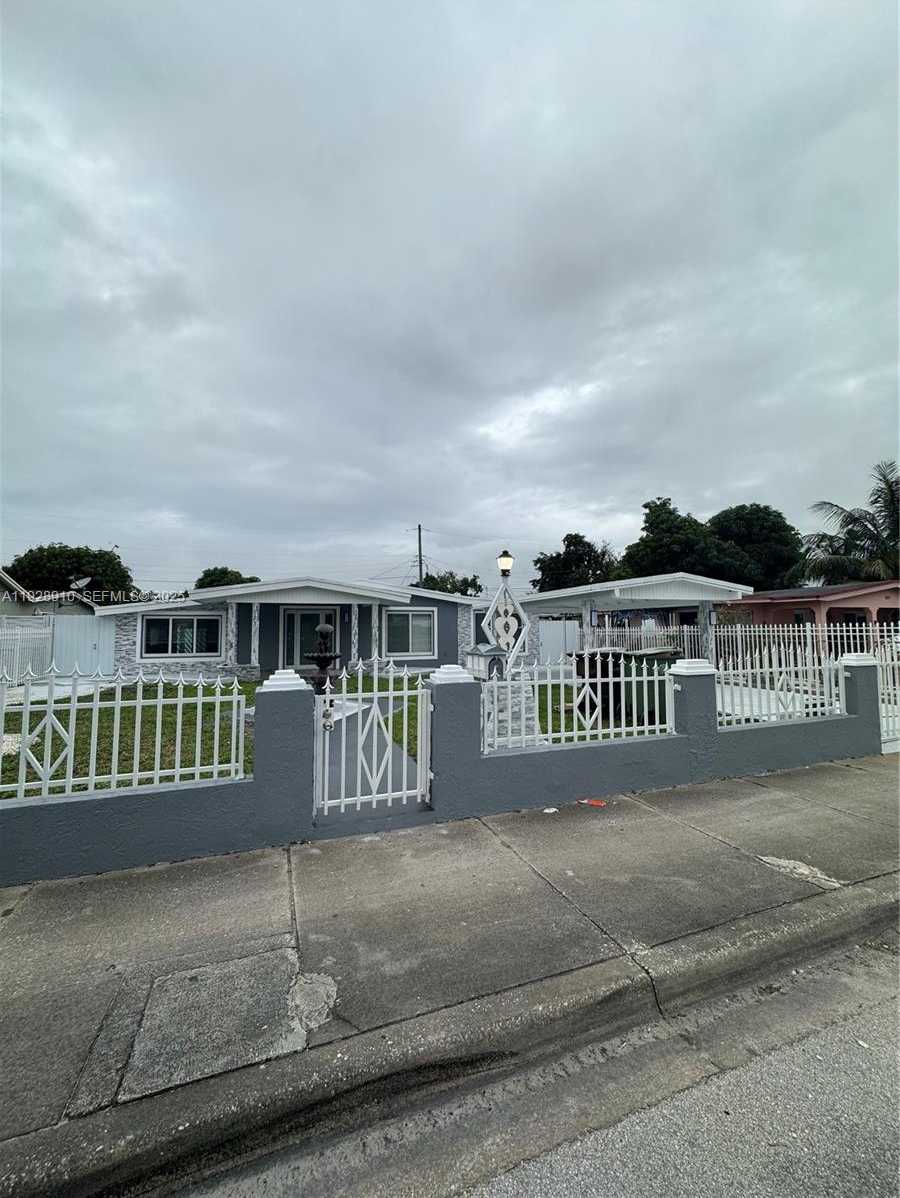 Small Image of 881 HIALEAH DR #2, Hialeah Number 3