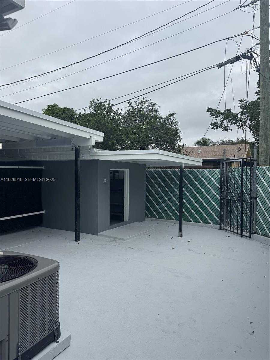Small Image of 881 HIALEAH DR #2, Hialeah Number 9