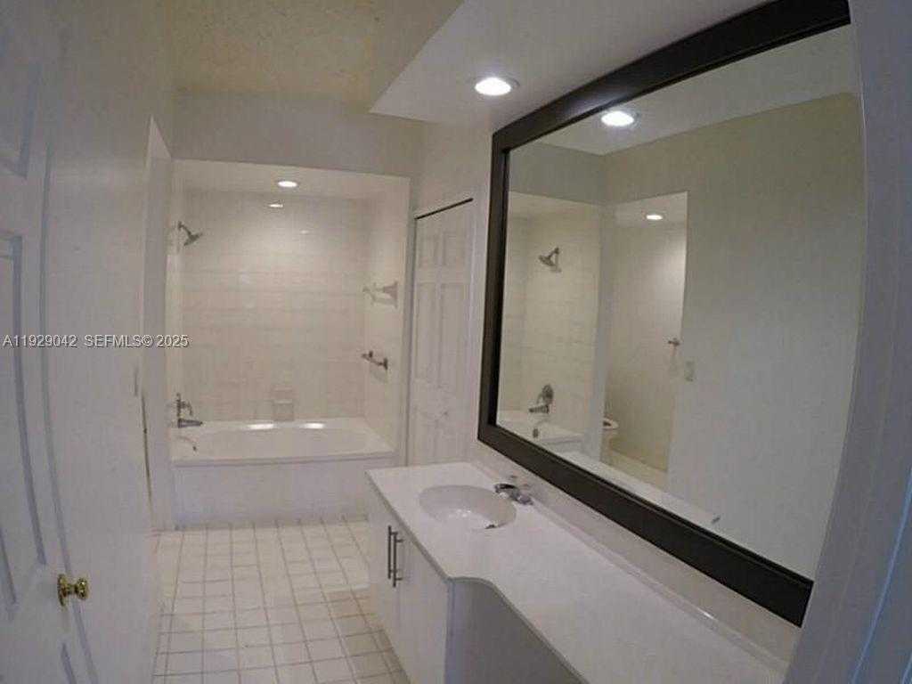 Small Image of Aventura Number 16