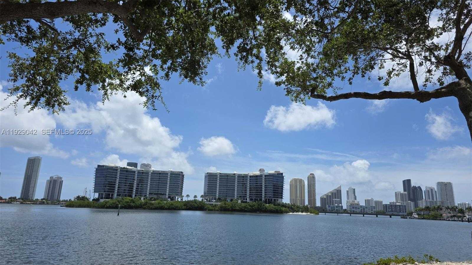 Small Image of Aventura Number 28