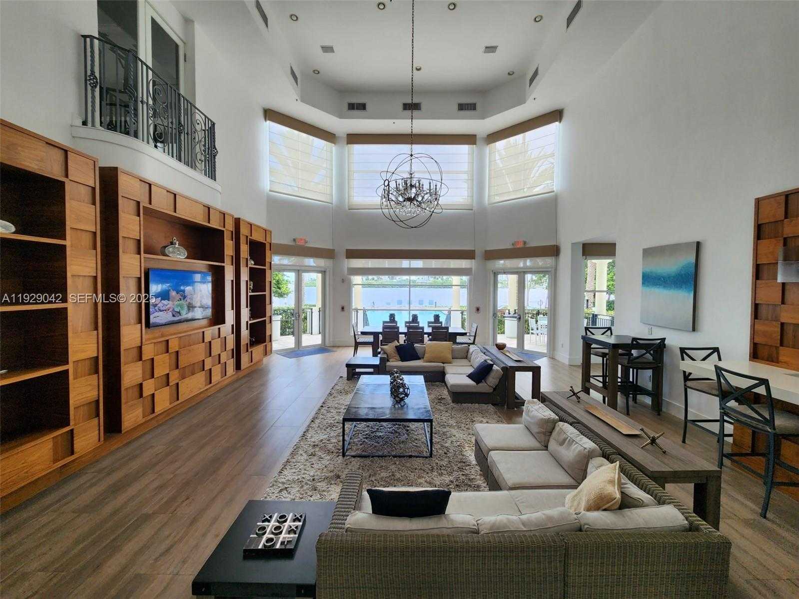 Small Image of Aventura Number 34