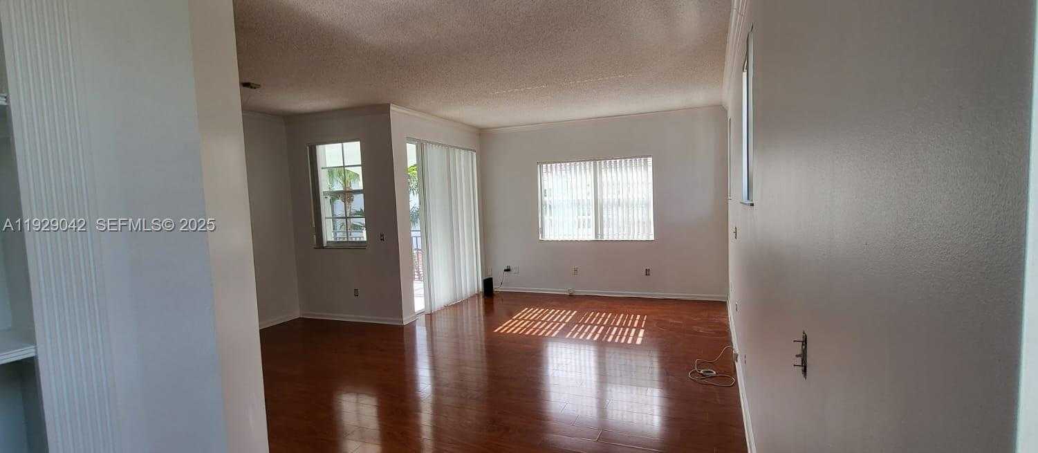 Small Image of Aventura Number 4