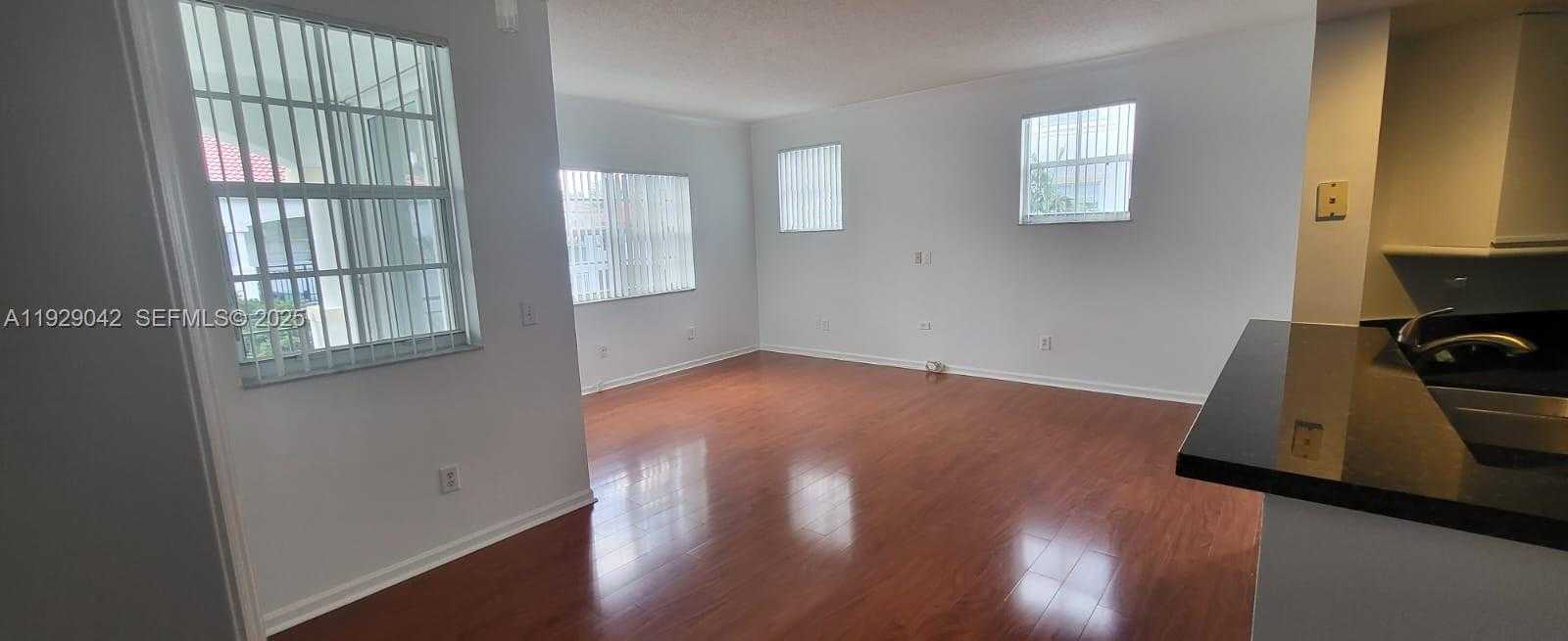 Small Image of Aventura Number 6