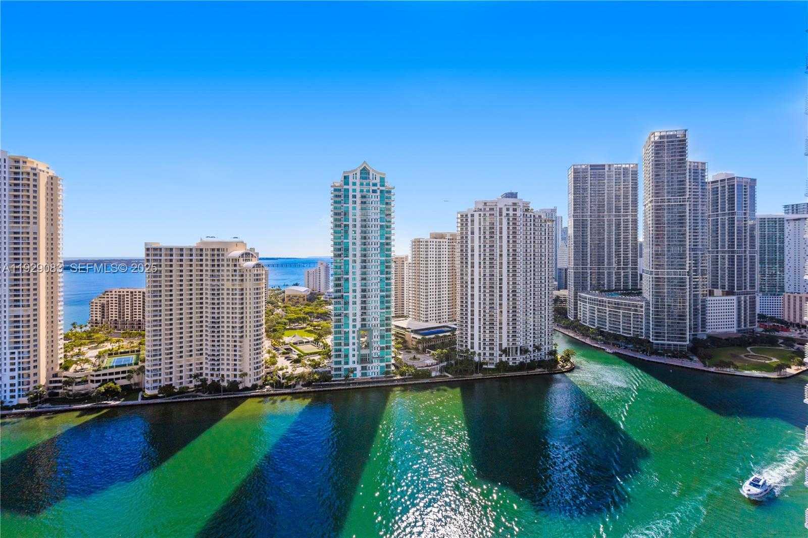 Small Image of 335 Biscayne Blvd, Miami, FL 33132, USA Number 1