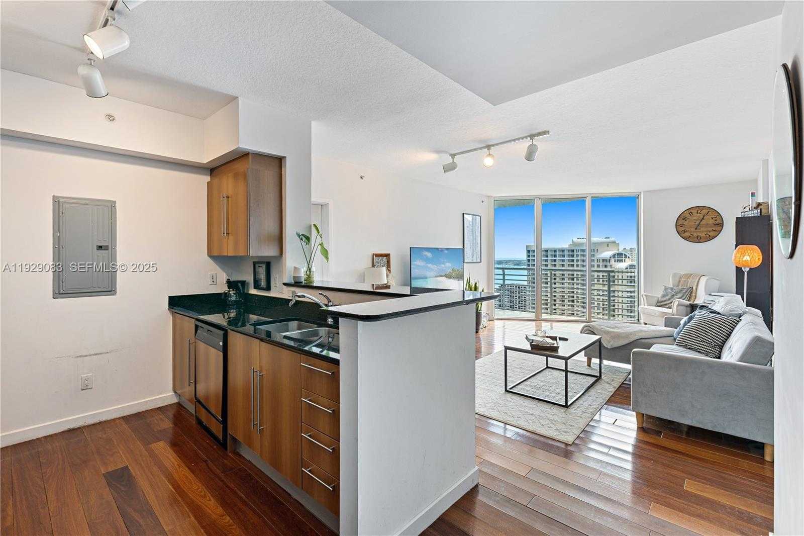 Small Image of 335 Biscayne Blvd, Miami, FL 33132, USA Number 14