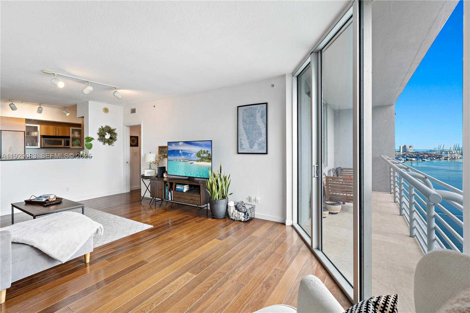 Small Image of 335 Biscayne Blvd, Miami, FL 33132, USA Number 8