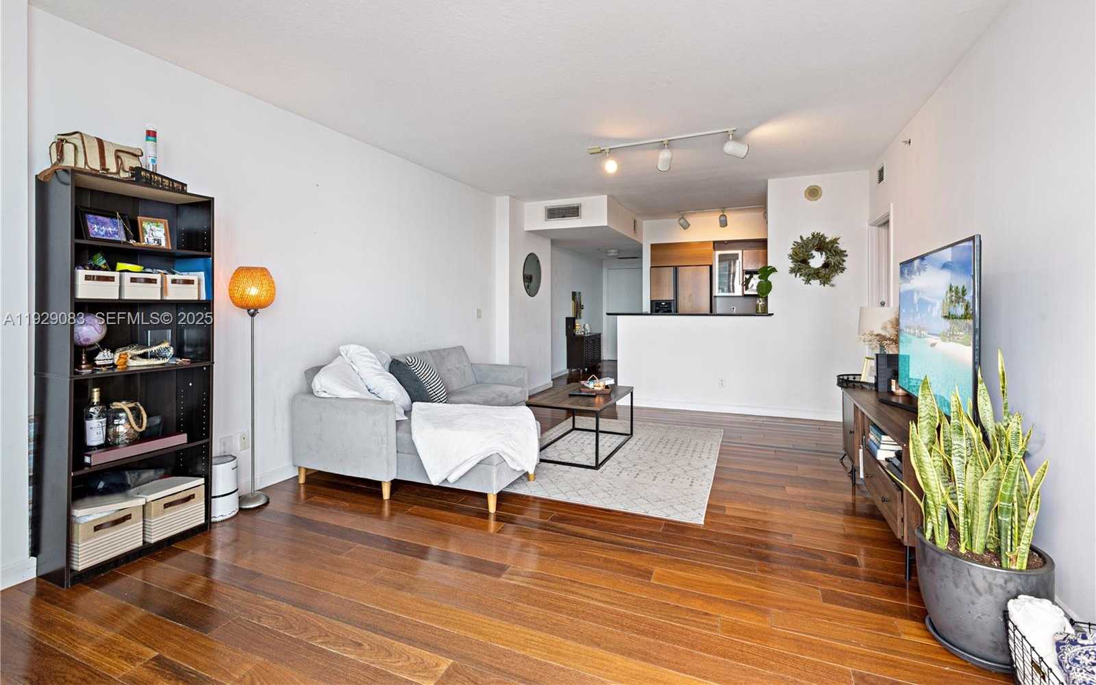 Small Image of 335 Biscayne Blvd, Miami, FL 33132, USA Number 9