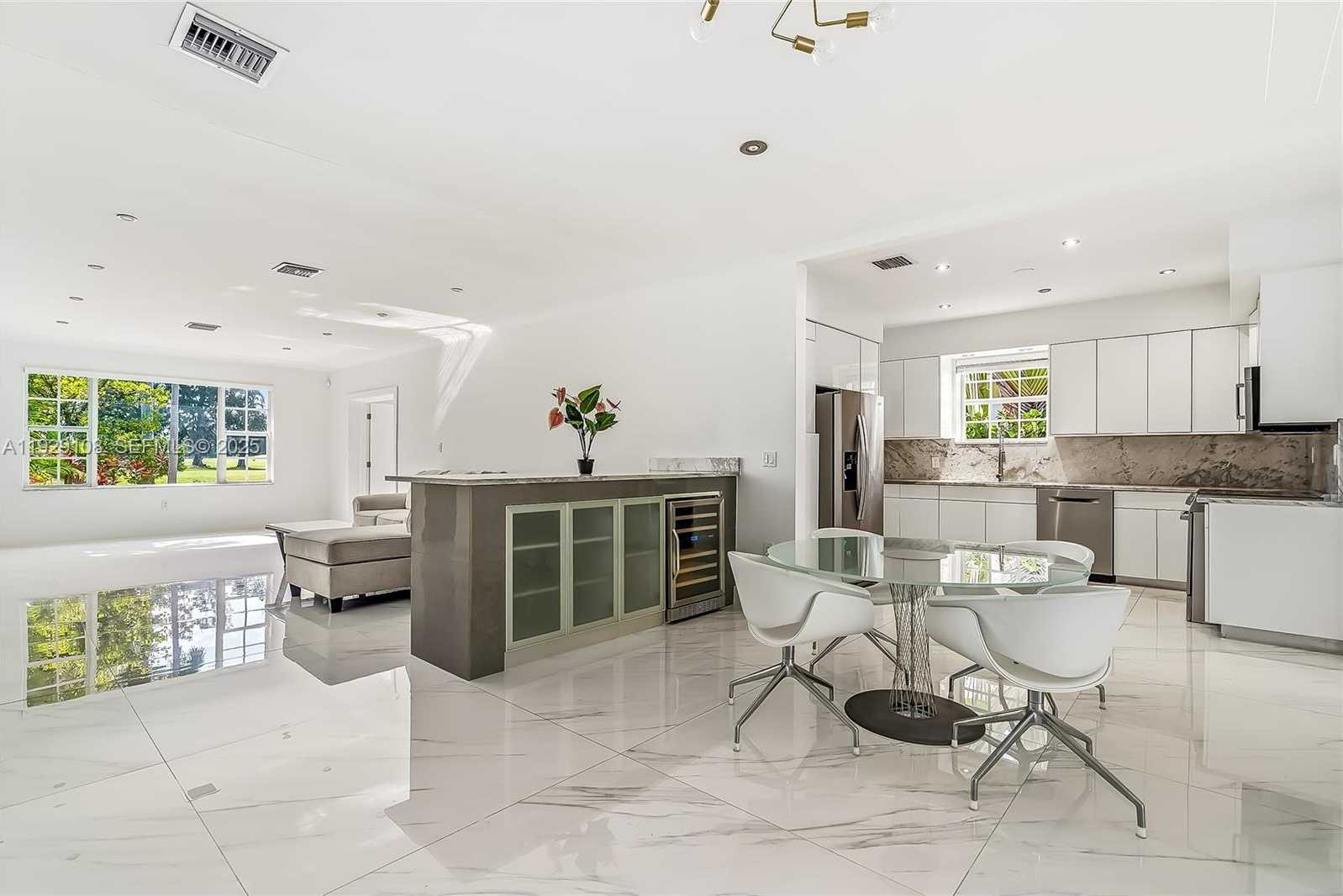 Small Image of 345 FAIRWAY DR, Miami Beach Number 12