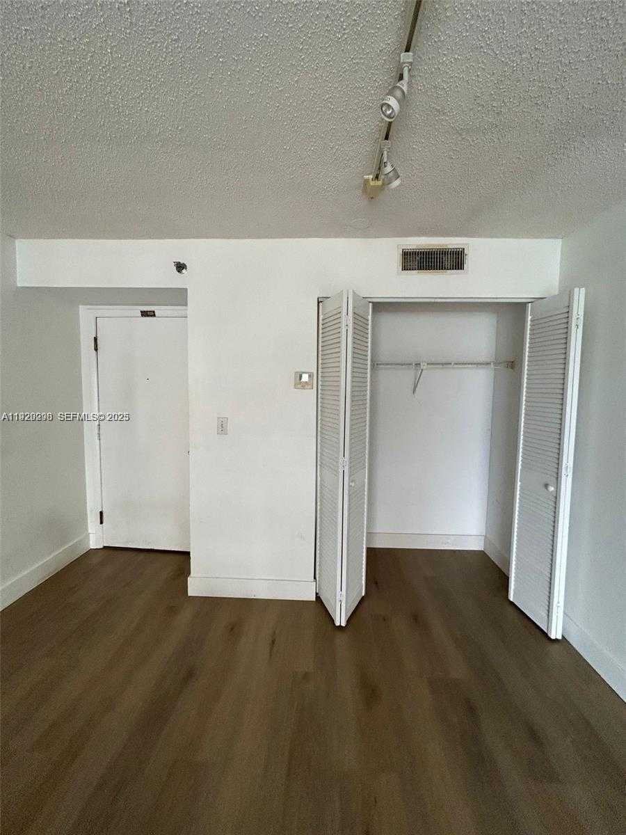 Small Image of 770 CLAUGHTON ISLAND DR #2109, Miami Number 10