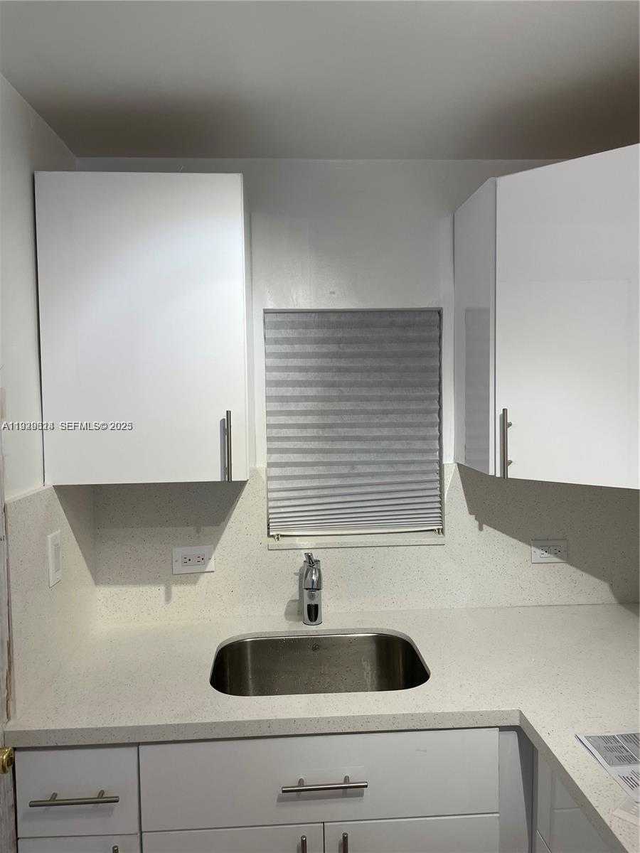 Small Image of Hollywood Number 1