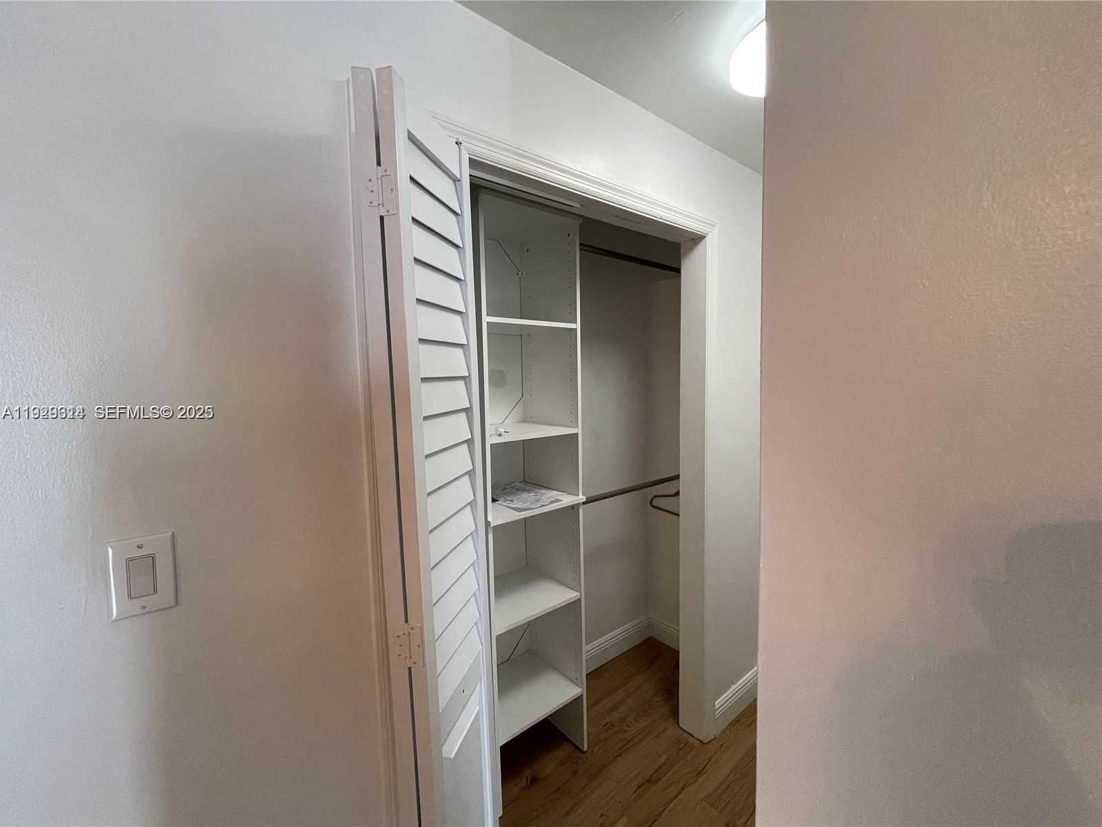 Small Image of Hollywood Number 3