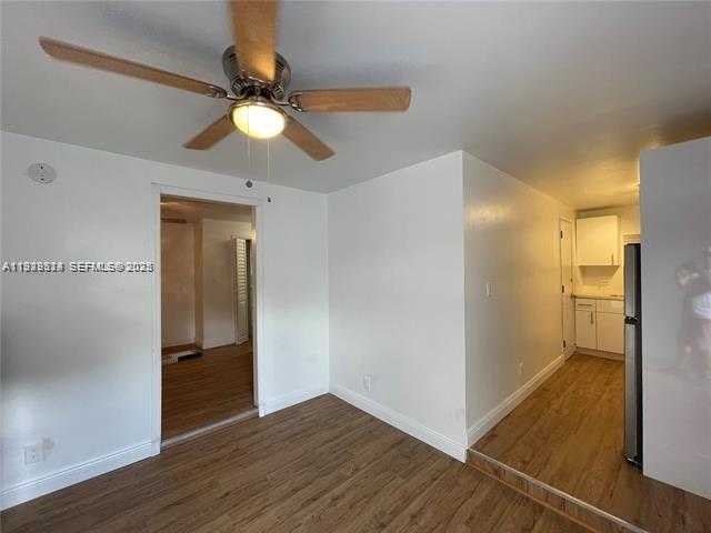 Small Image of Hollywood Number 5