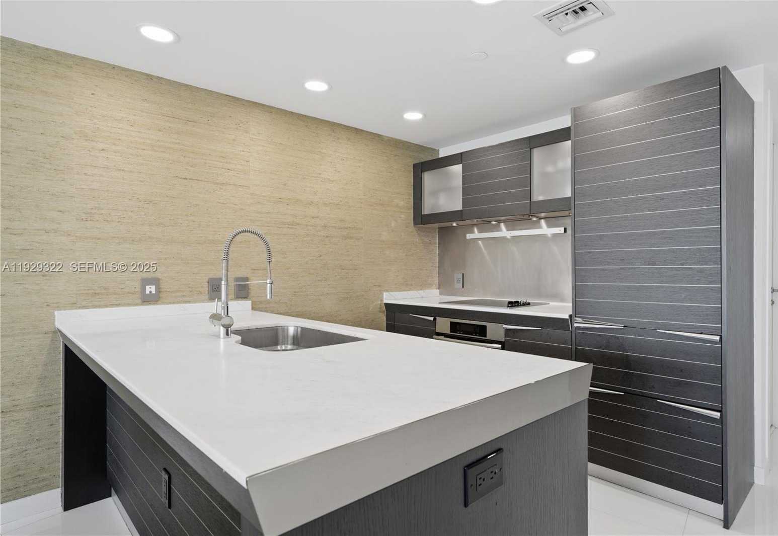 Small Image of 200 BISCAYNE BOULEVARD WAY #3205, Miami Number 13