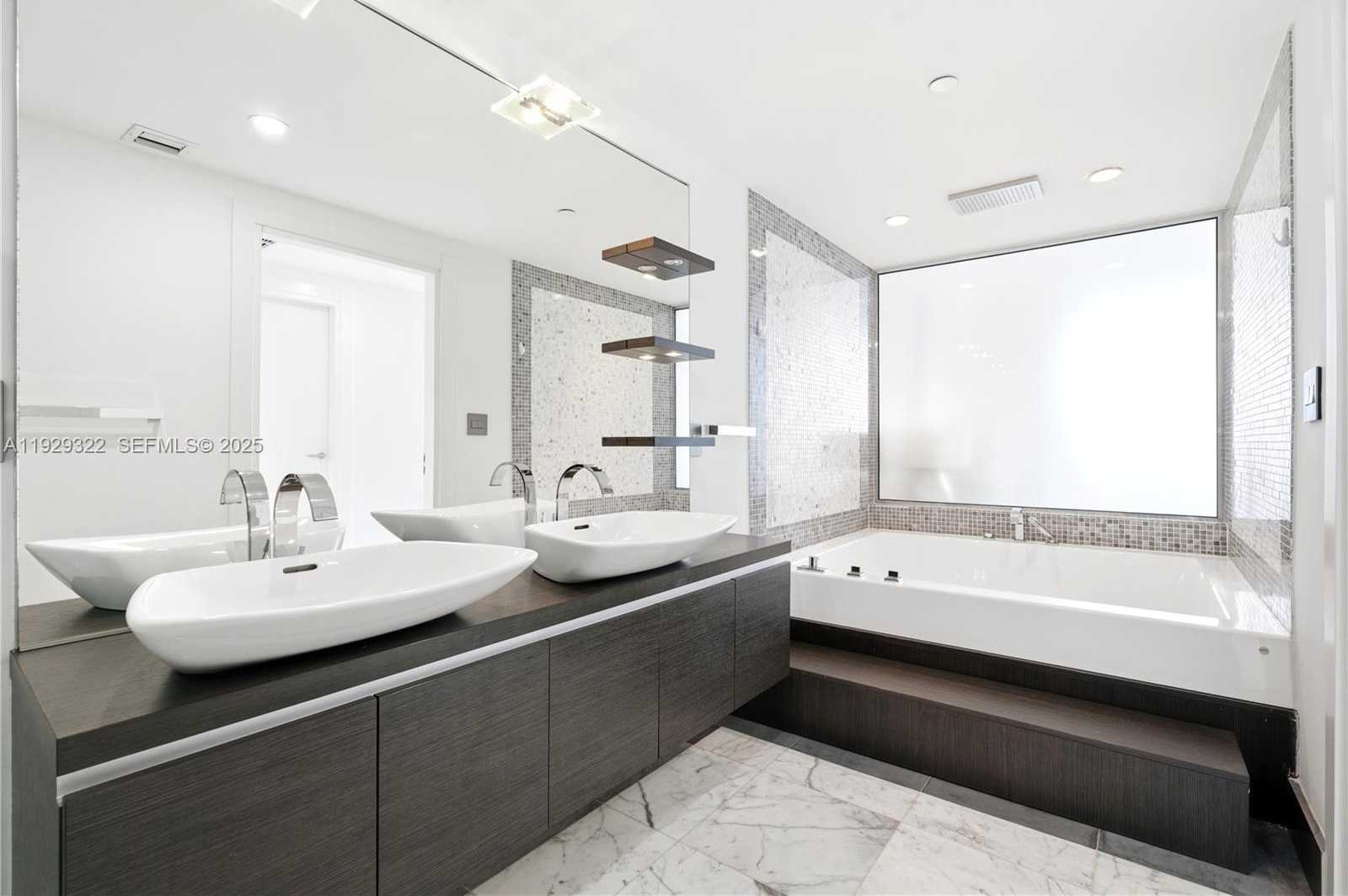 Small Image of 200 BISCAYNE BOULEVARD WAY #3205, Miami Number 8