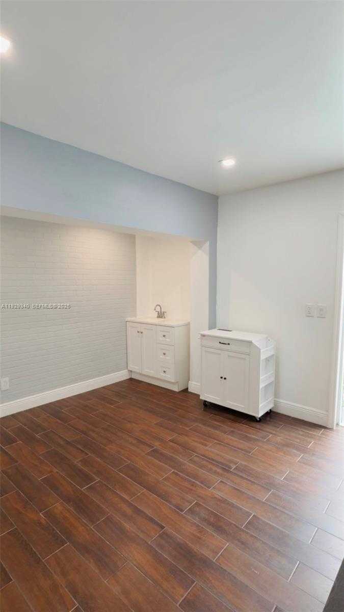 Small Image of Miami Number 4