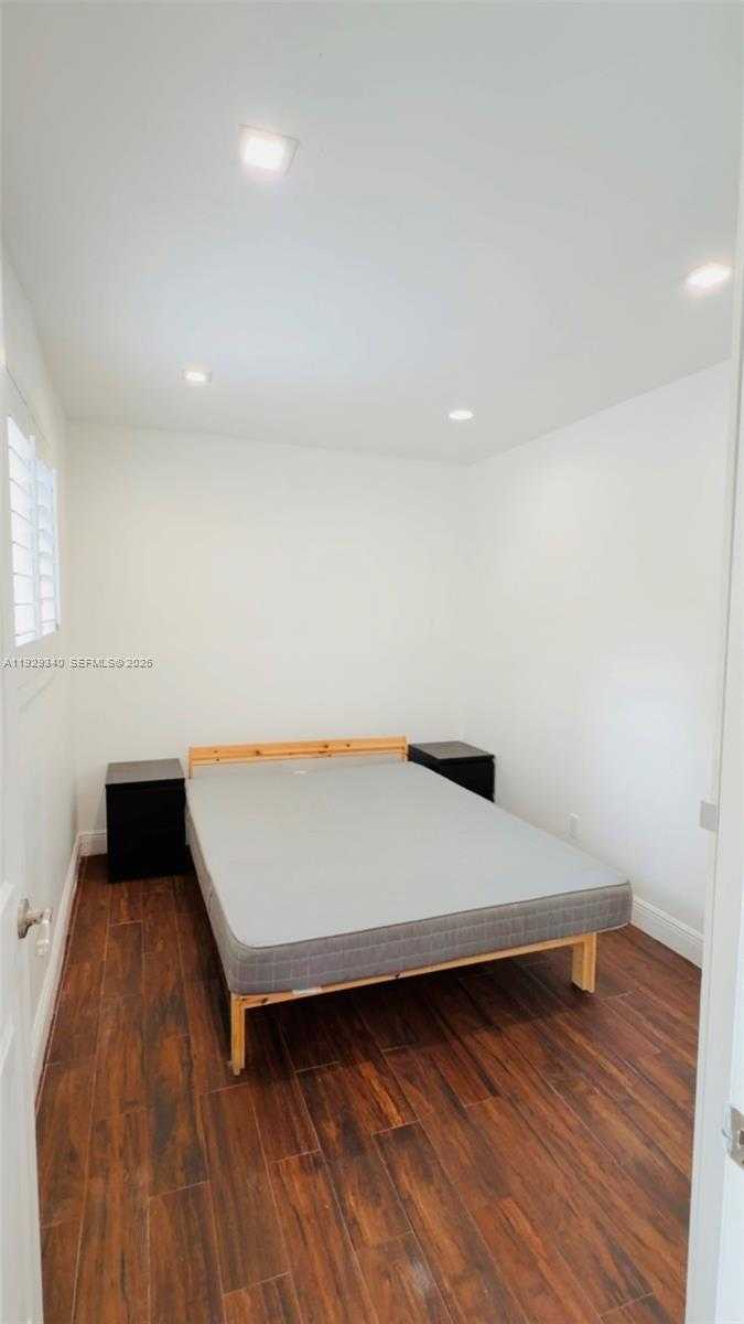 Small Image of Miami Number 5