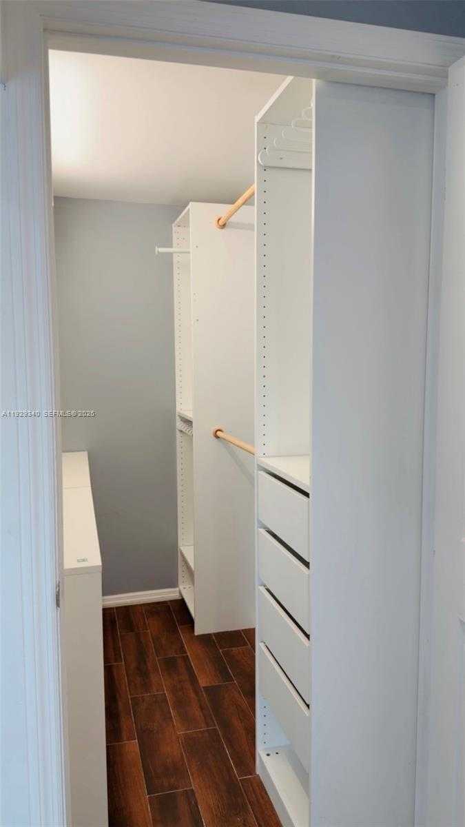 Small Image of Miami Number 7