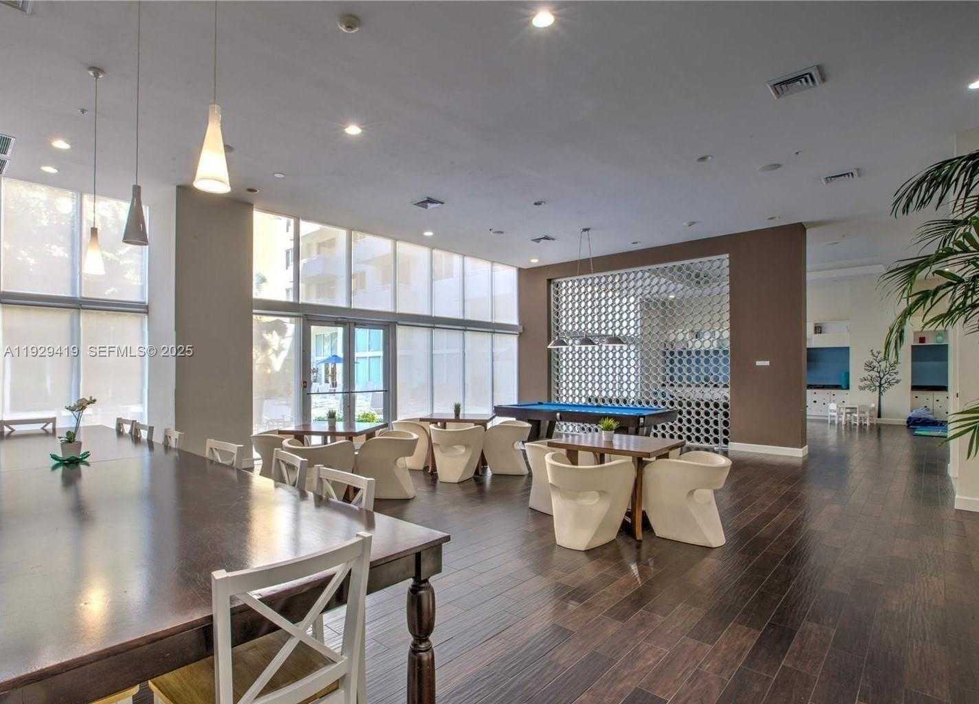 Small Image of Aventura Number 12