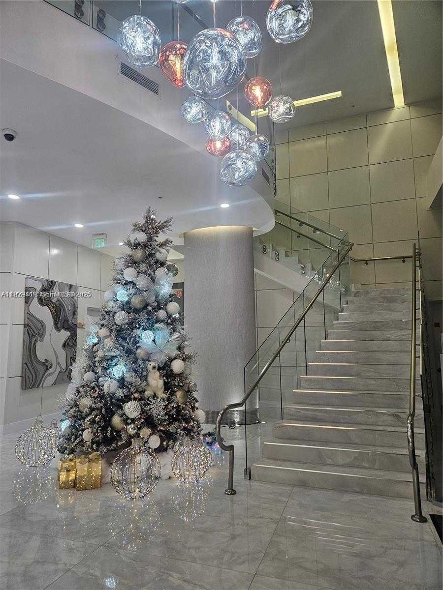 Small Image of Aventura Number 6