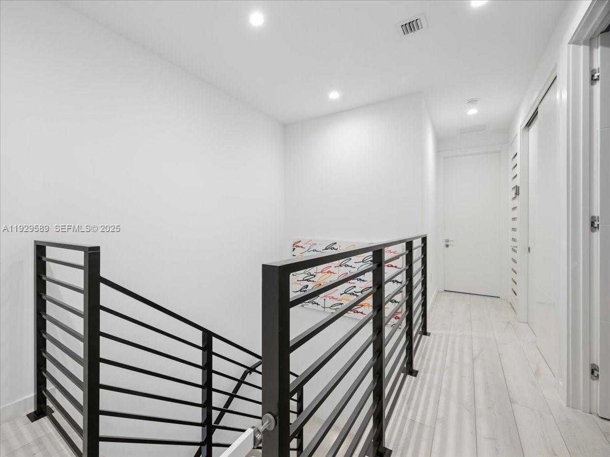 Small Image of 3458 DAY AVE, Miami Number 16