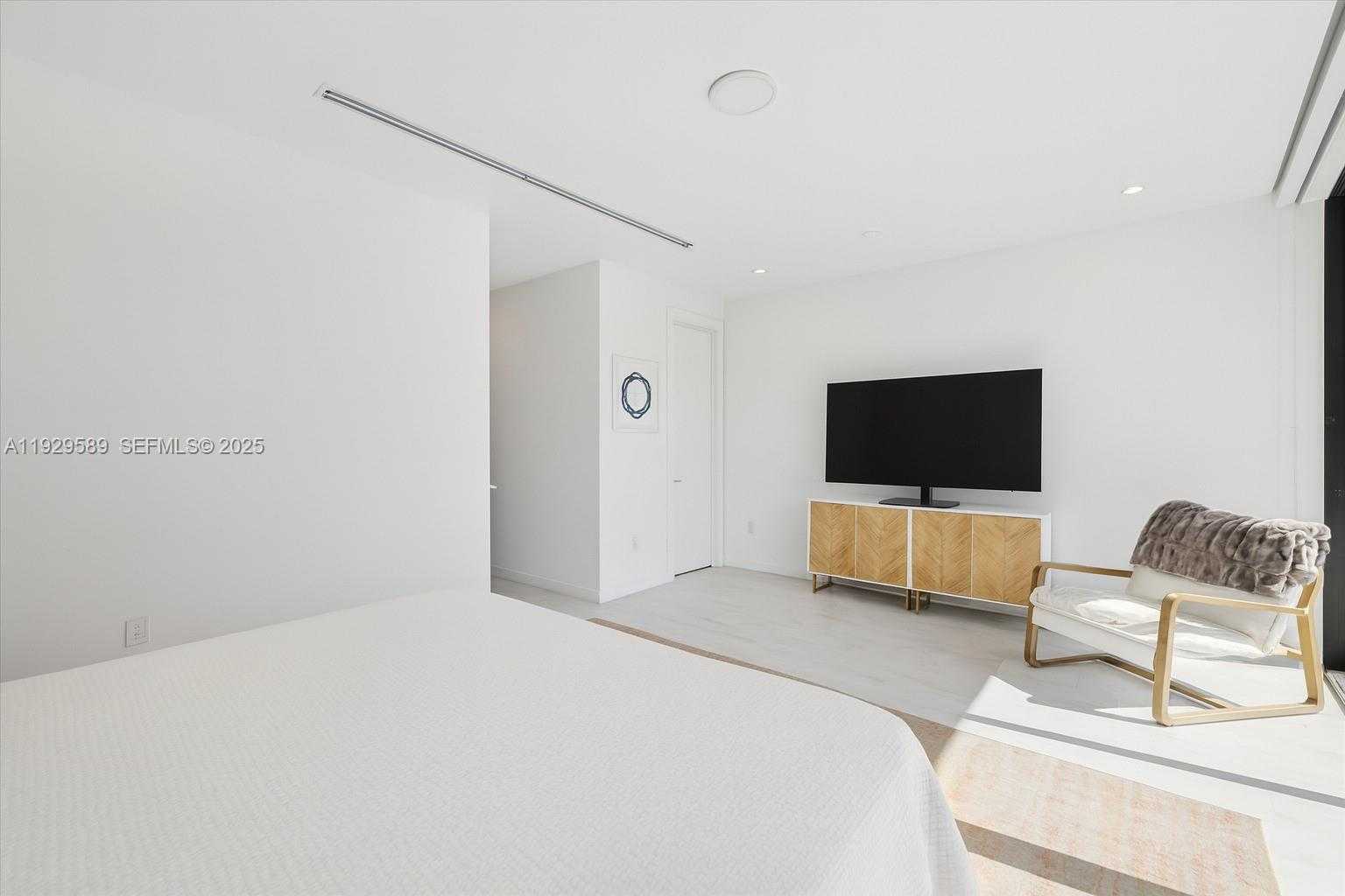 Small Image of 3458 DAY AVE, Miami Number 18