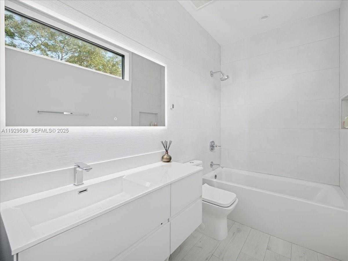 Small Image of 3458 DAY AVE, Miami Number 23