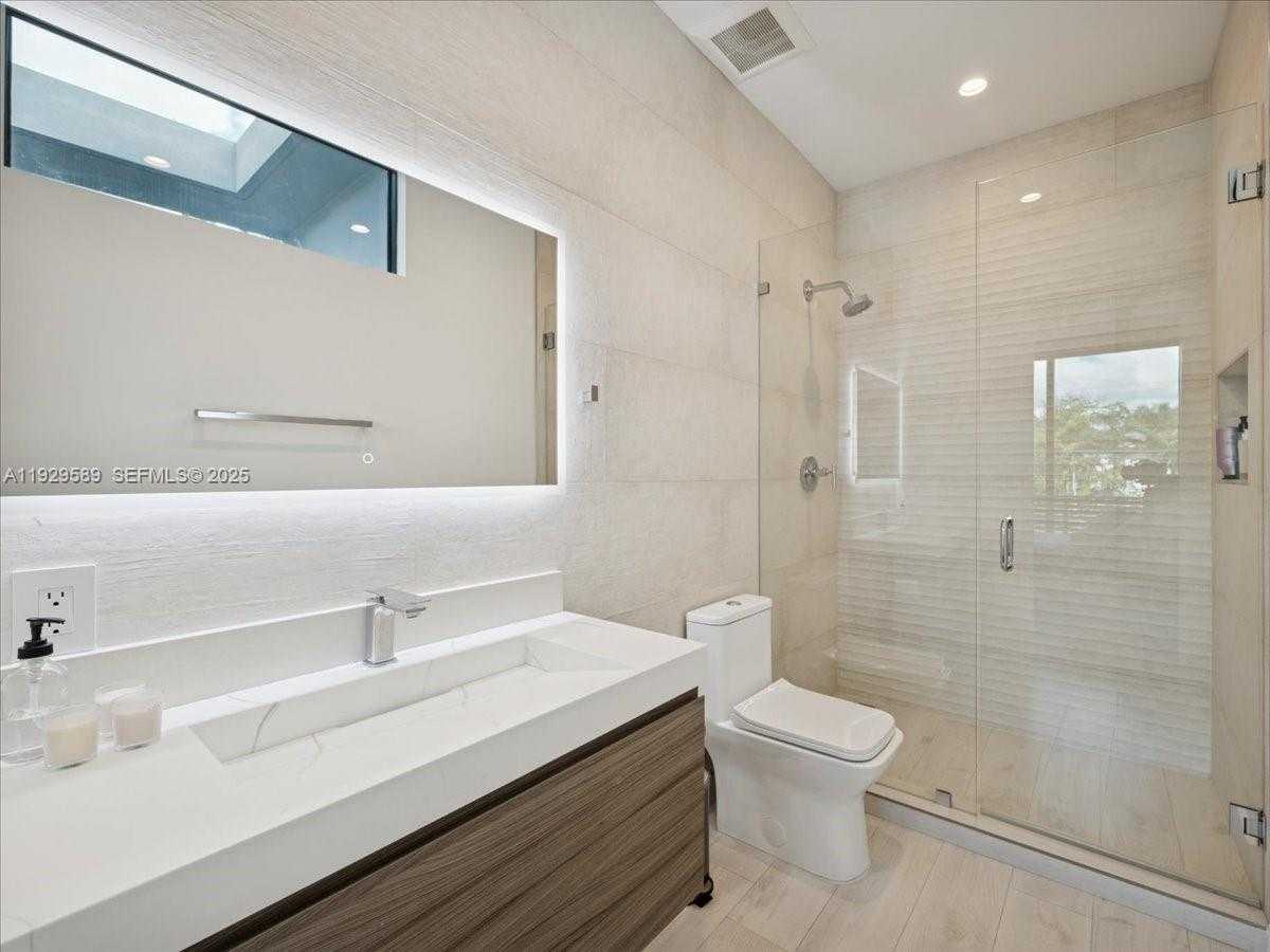 Small Image of 3458 DAY AVE, Miami Number 26