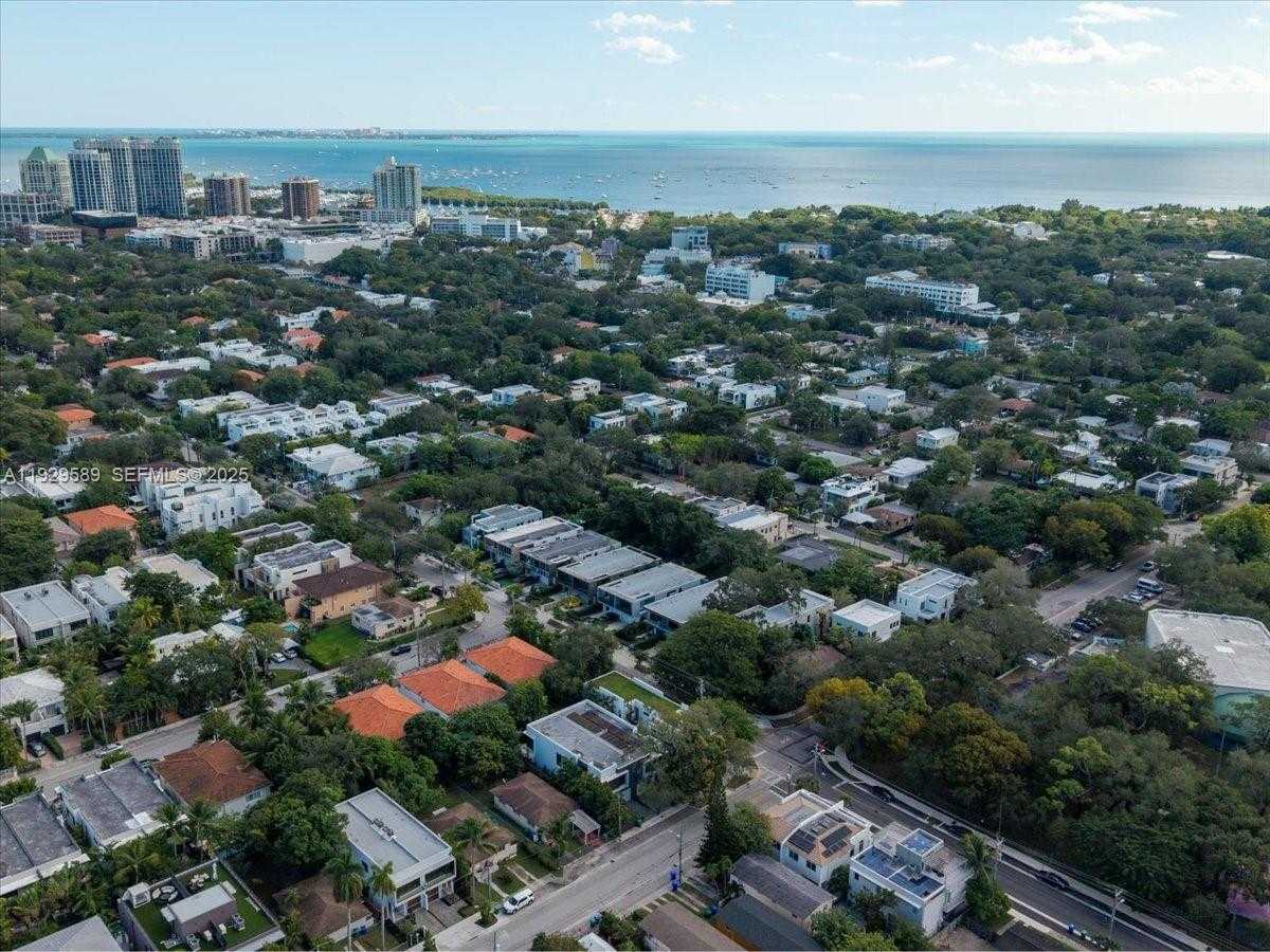 Small Image of 3458 DAY AVE, Miami Number 30