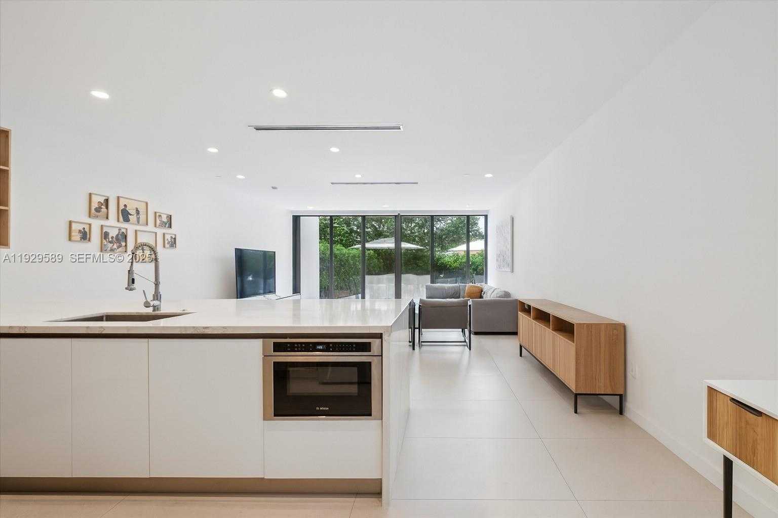 Small Image of 3458 DAY AVE, Miami Number 9