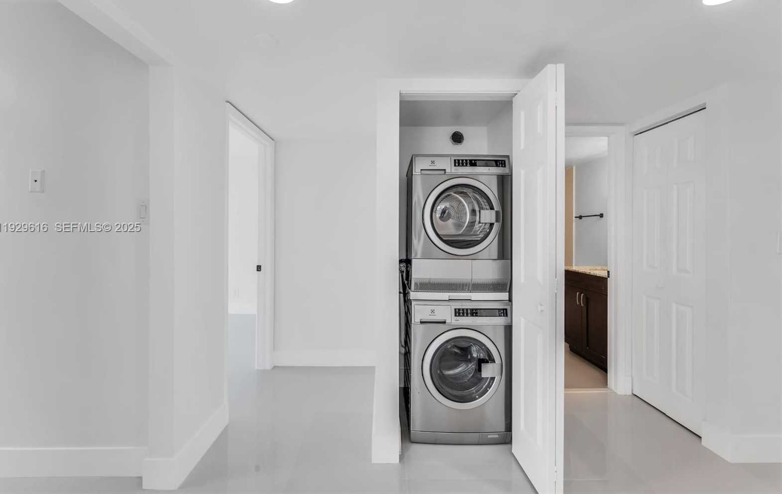 Small Image of 770 CLAUGHTON ISLAND DR #1401, Miami Number 23