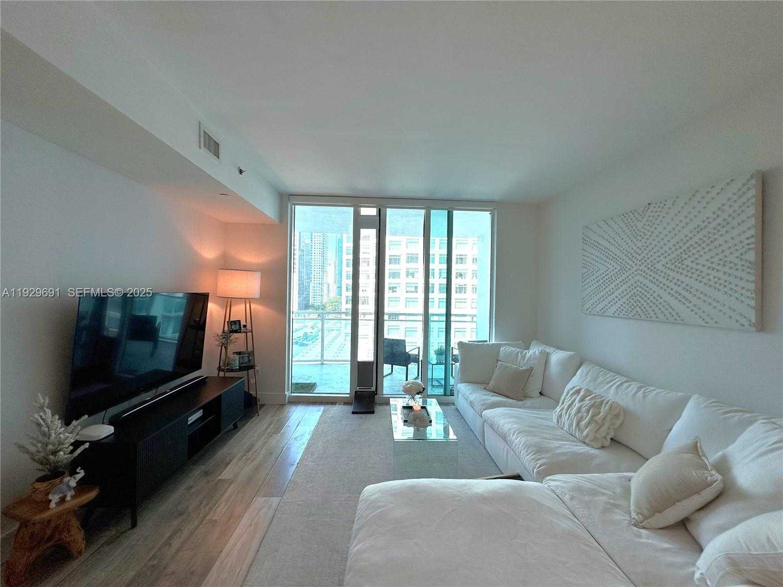 Small Image of 951 BRICKELL AVE #801, Miami Number 3
