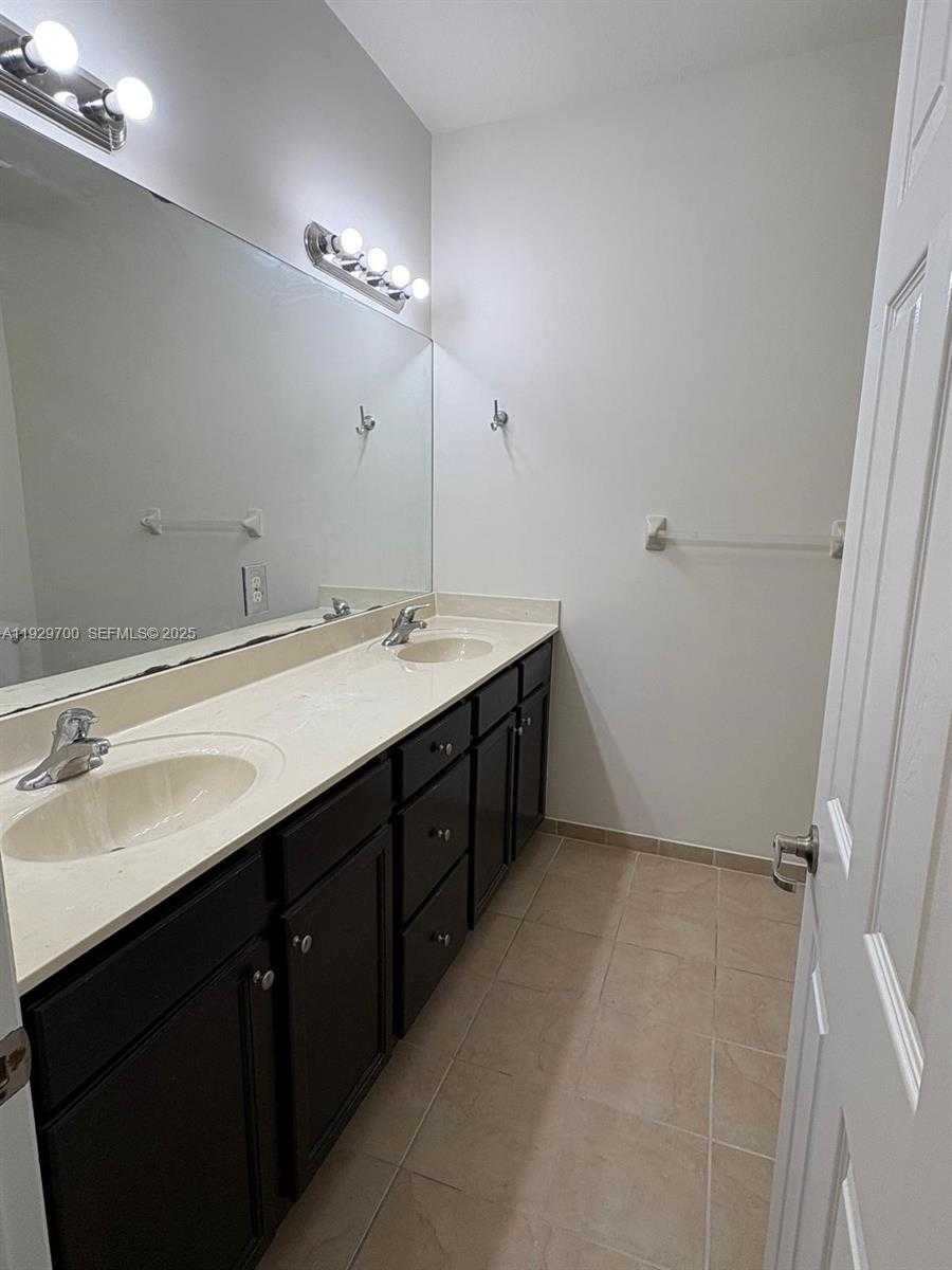 Small Image of Miami Number 24