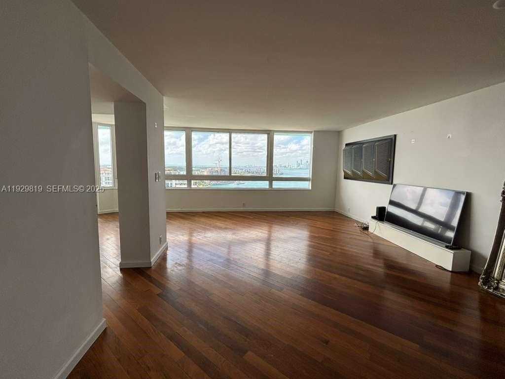 Small Image of 400 SOUTH POINTE DR #2105, Miami Beach Number 12