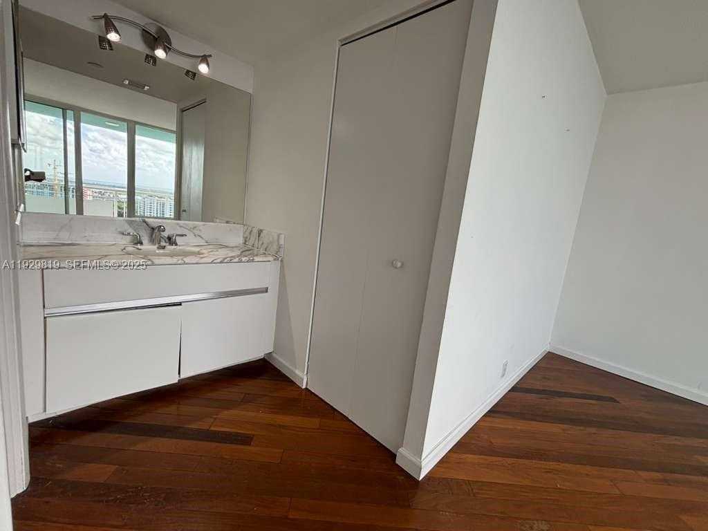 Small Image of 400 SOUTH POINTE DR #2105, Miami Beach Number 19