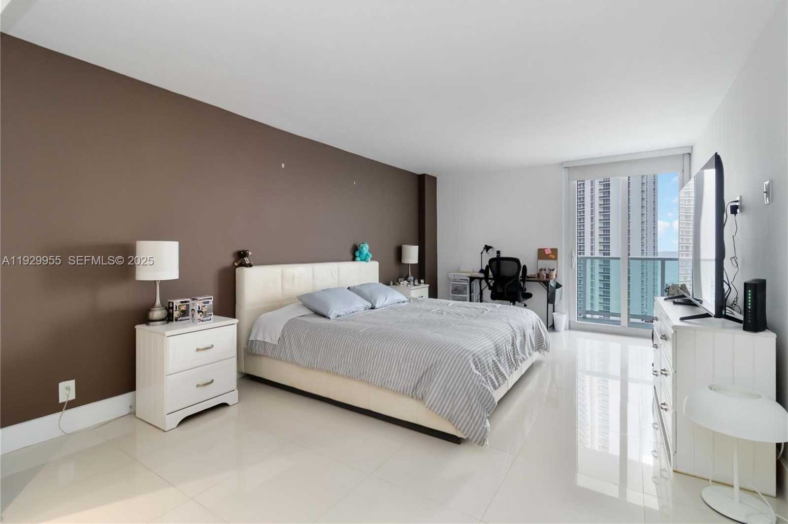 Small Image of 100 BAYVIEW DR #2014, Sunny Isles Beach Number 4
