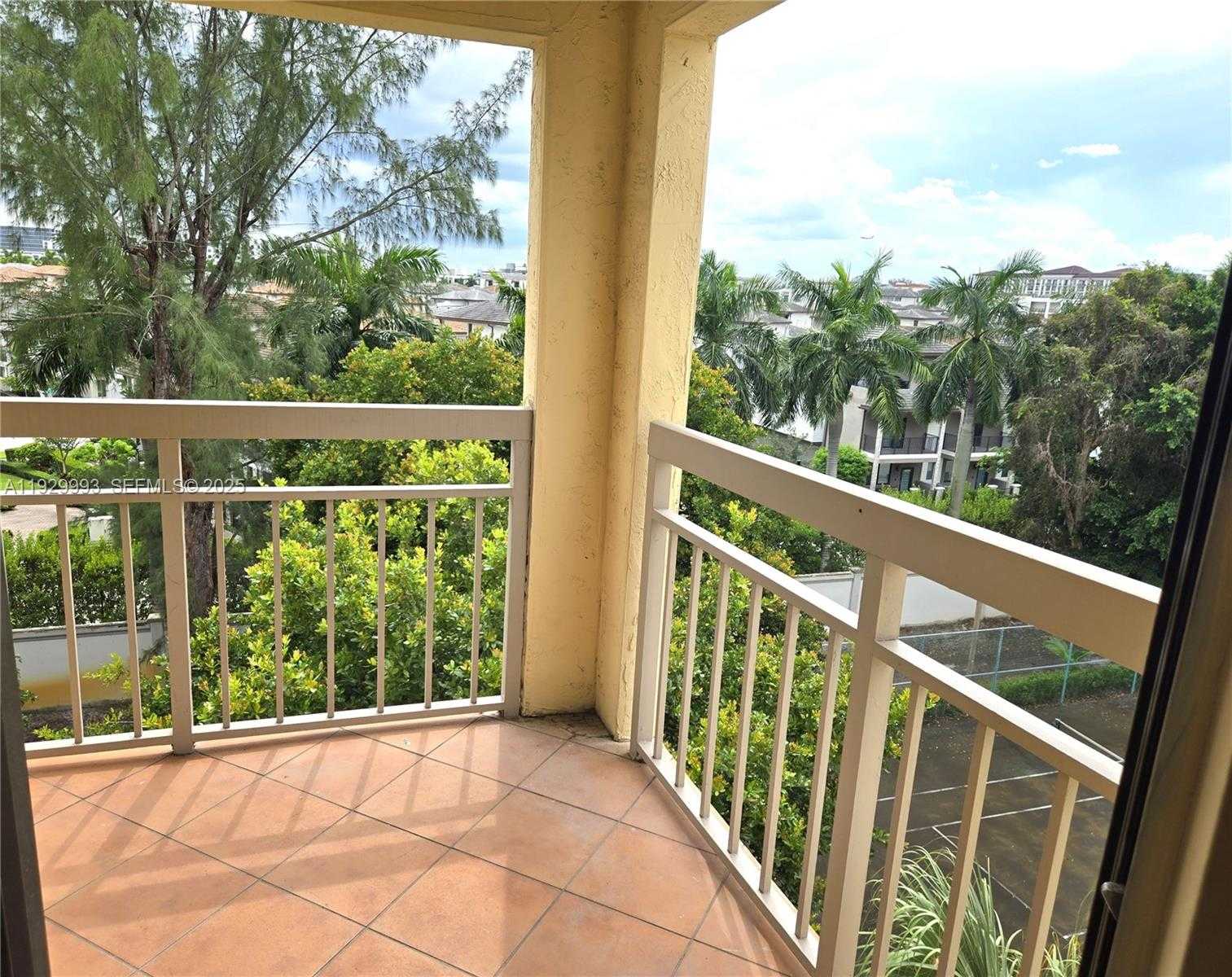 Small Image of 8290 LAKE DR #541, Doral Number 10