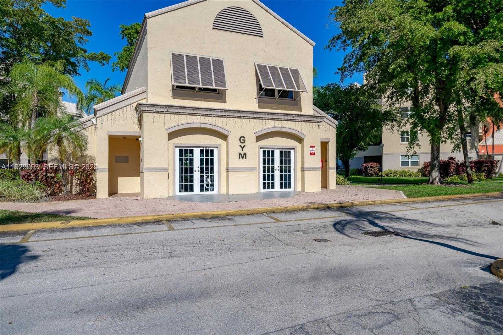 Small Image of 8290 LAKE DR #541, Doral Number 13