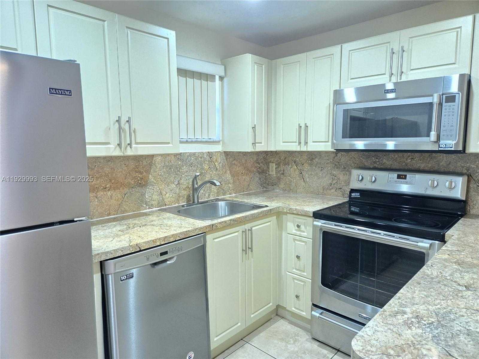 Small Image of 8290 LAKE DR #541, Doral Number 2