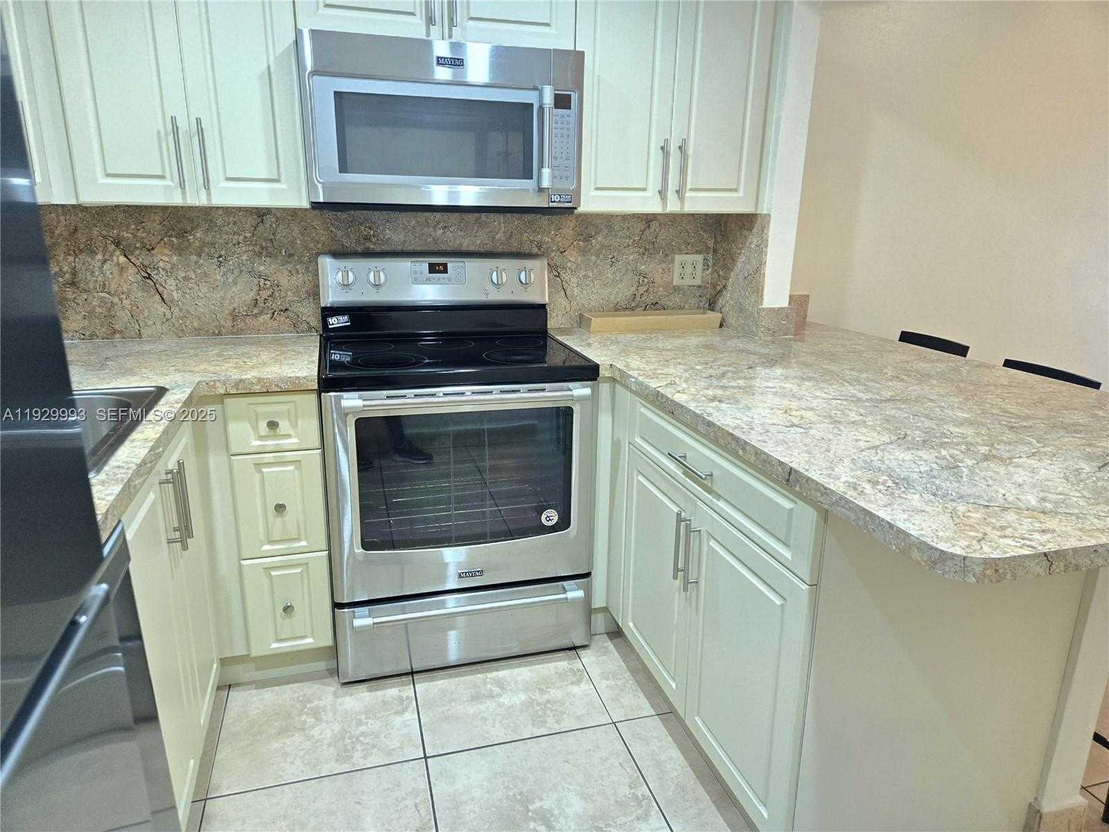 Small Image of 8290 LAKE DR #541, Doral Number 3