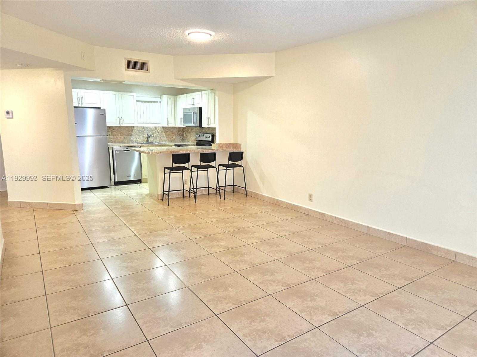 Small Image of 8290 LAKE DR #541, Doral Number 4