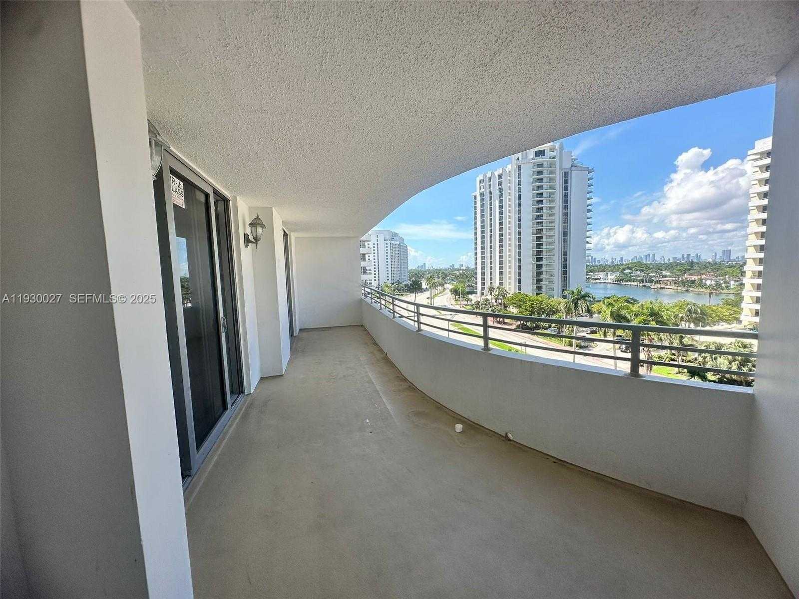 Small Image of 5555 COLLINS AVE #8Z, Miami Beach Number 2