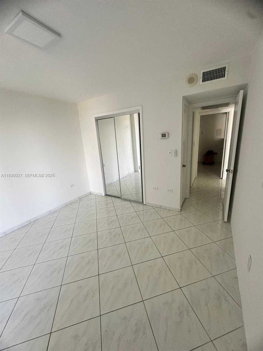 Small Image of 5555 COLLINS AVE #8Z, Miami Beach Number 21