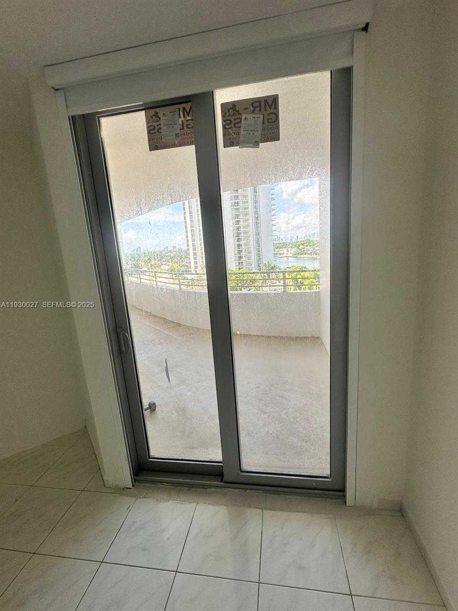 Small Image of 5555 COLLINS AVE #8Z, Miami Beach Number 22