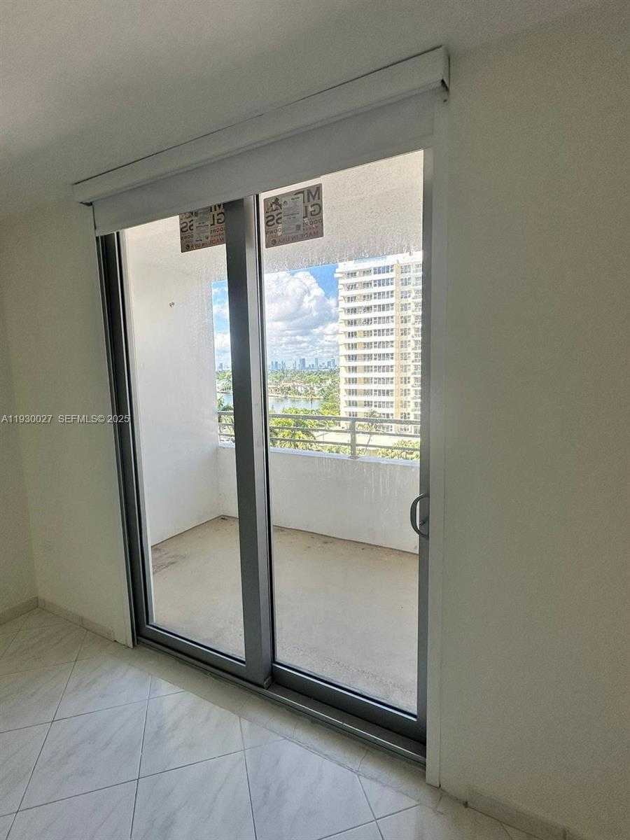 Small Image of 5555 COLLINS AVE #8Z, Miami Beach Number 23